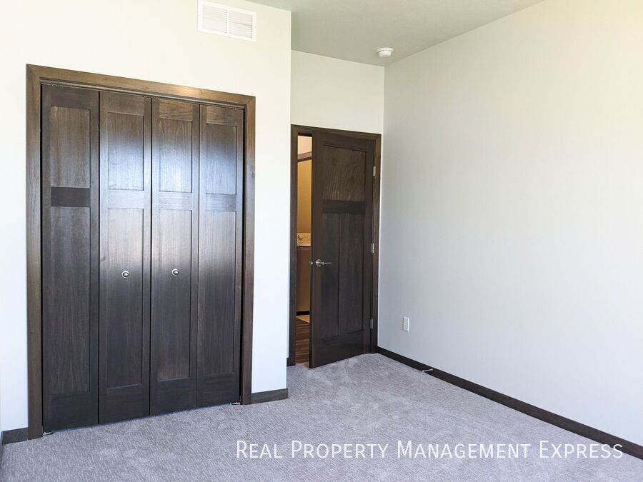 Building Photo - 2 Bedroom 2 Bathroom Townhome w/ Attached Garage