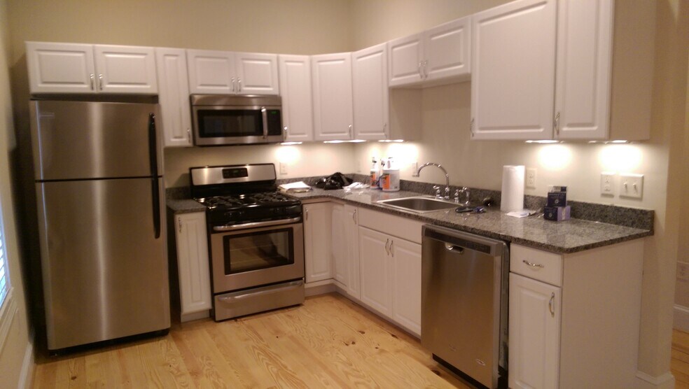 kitchen - 2123 E Marshall St