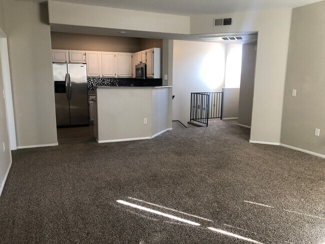 Building Photo - Great Condo, Convenient Location in a Gated Community