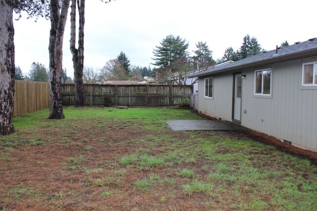 Building Photo - Updated 3 bedroom, 2 bath home on quiet Hillsboro street