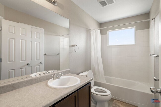 Building Photo - Spacious 3-Bedroom Home in South Fort Coll...