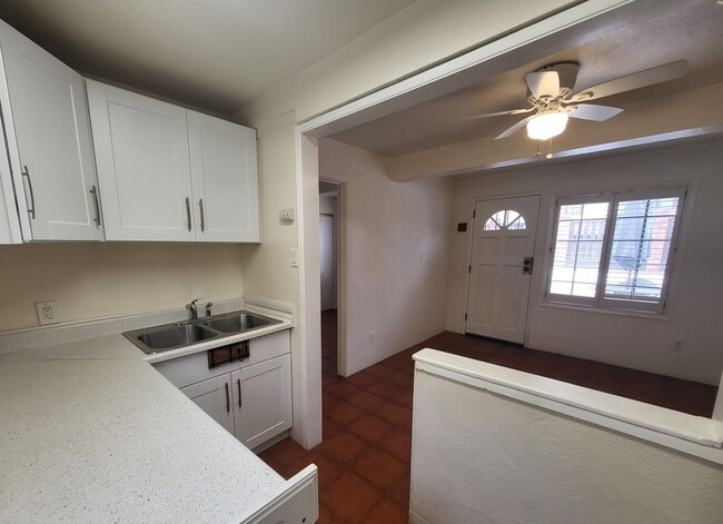 Building Photo - Quaint and Cozy 1x1 apartment in the histo...
