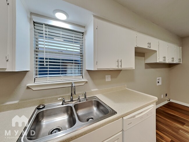 Building Photo - 1401 Cardinal Dr