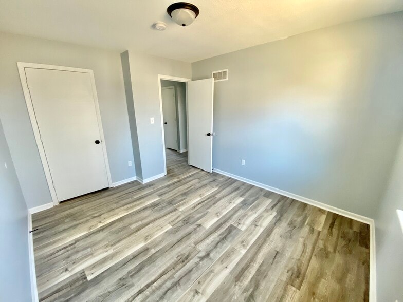 Building Photo - 1902 S Claremont Ave