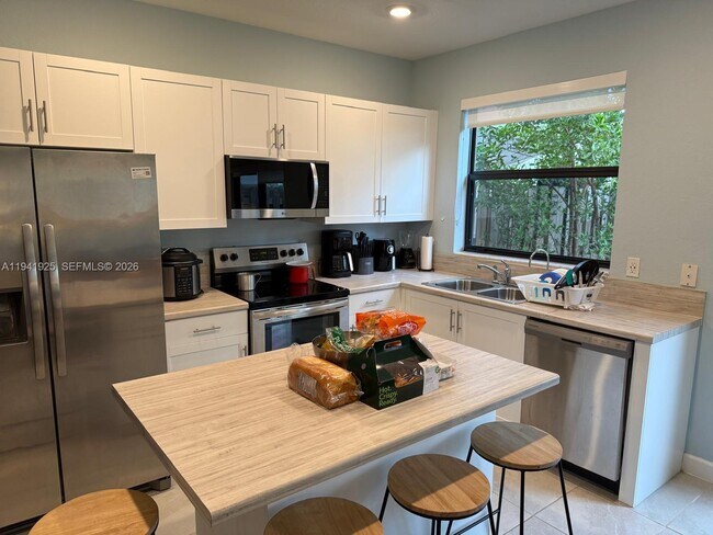 Building Photo - 887 NE 211th St