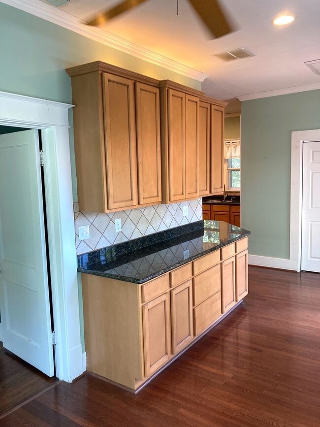 Building Photo - ZERO APPLICATION FEE FOR THIS ALTA VISTA BUNGALOW!