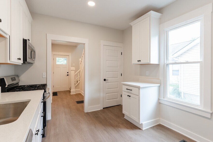 Building Photo - 1464 E 123rd St