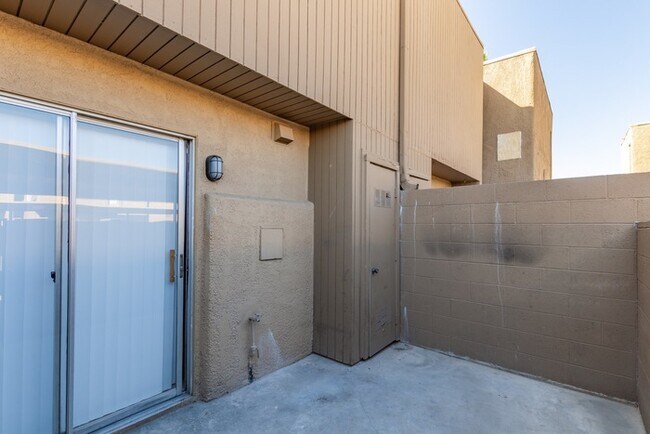 Building Photo - 2 Bedroom townhouse
