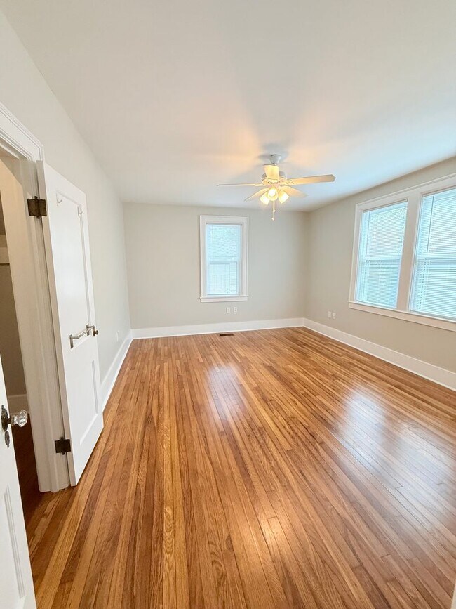 Building Photo - Spacious 2BR/1BA downstairs apartment in 2...