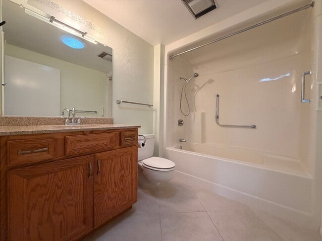 Building Photo - Large 2Bdm 2Ba Sun City Home