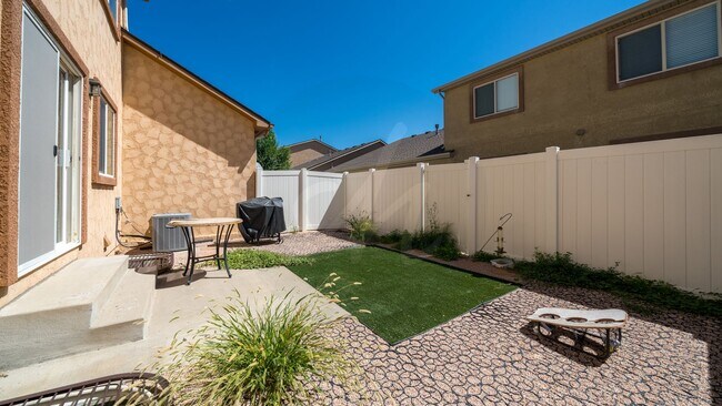 Building Photo - Fully Furnished Townhome in Park Haven Vil...