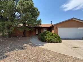 Building Photo - Northeast Heights three bedroom two bath s...