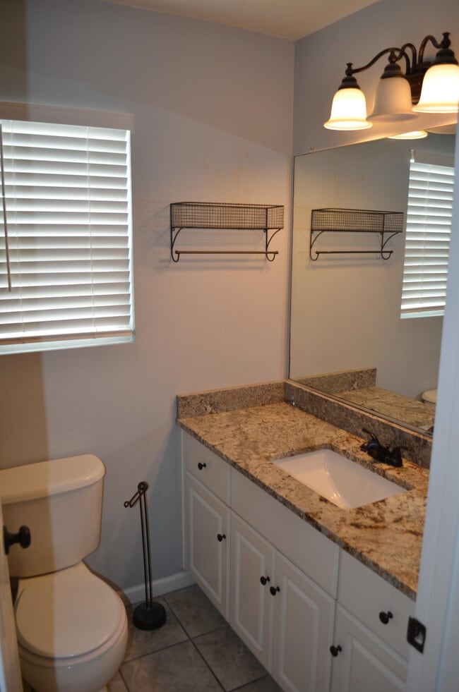 Building Photo - 638 Devon Rd