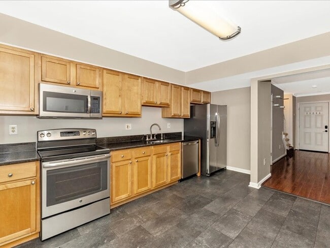 Building Photo - 584 Cotswold Ct