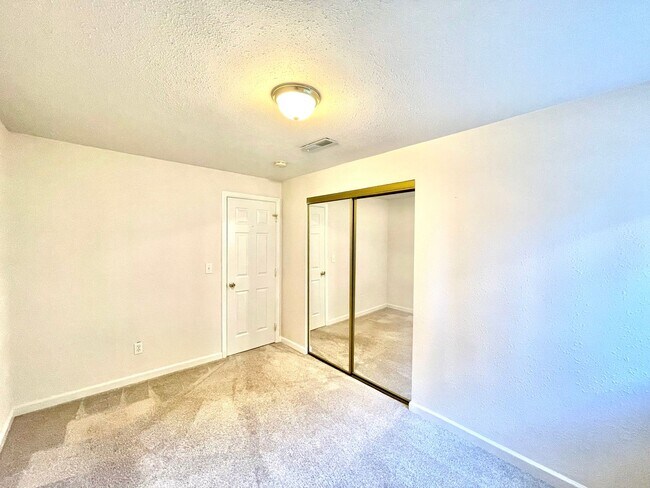 Building Photo - Mid-Century Gem in Kirkland’s Everest Park