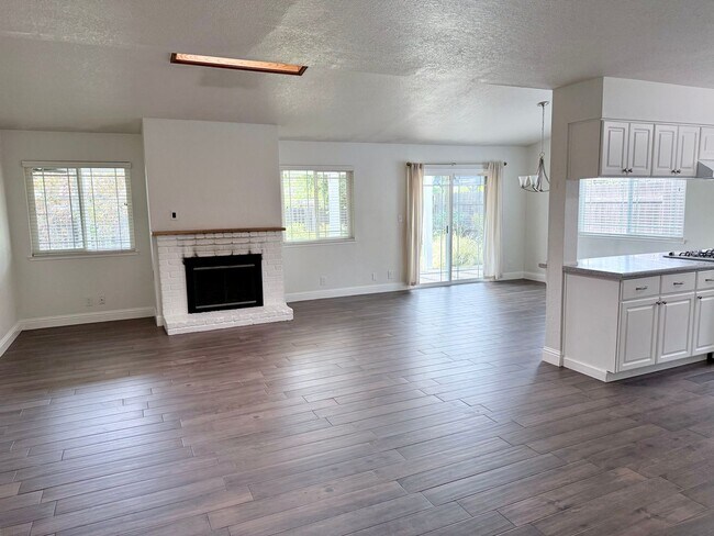 Building Photo - 906 Oak Ridge Dr