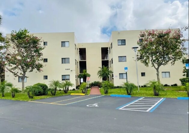 Building Photo - 5160 Las Verdes Cir