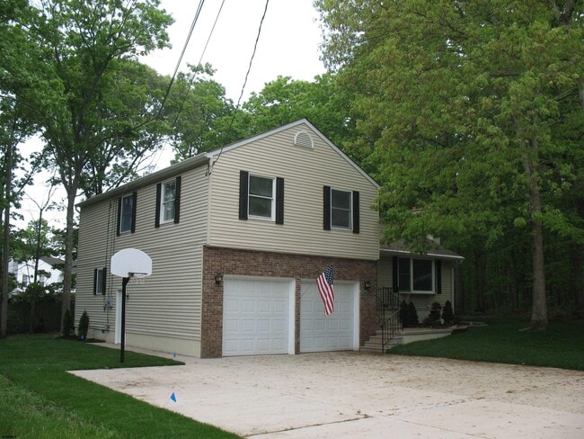 Building Photo - 13 Erma Dr
