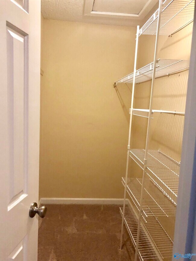 Building Photo - 337 Chateau Dr SW