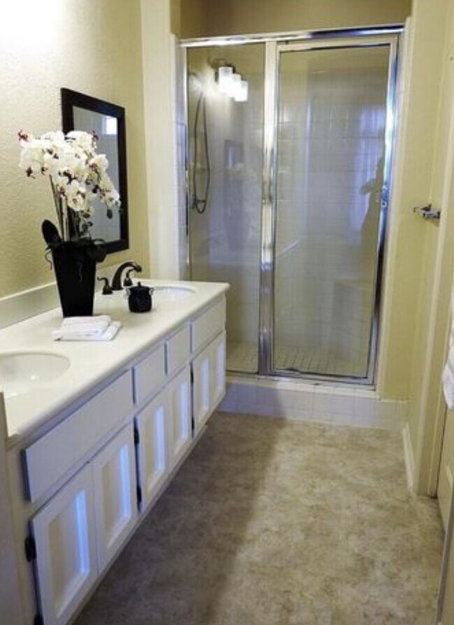 Building Photo - The perfect 3 Bed 3 bath Townhouse