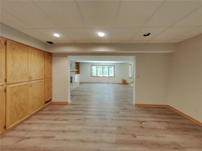 Building Photo - 5585 Rosewood Ln