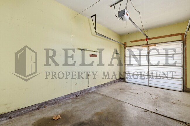 Building Photo - 2242 S Ridgewood Dr