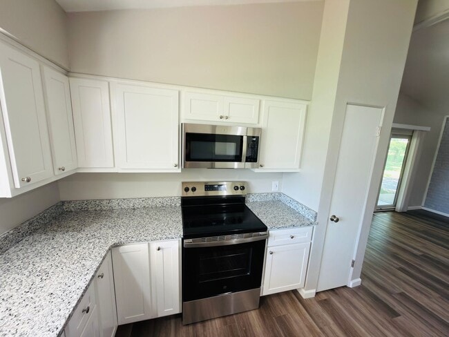 Building Photo - Move-In Ready 3BR/2BA Home with 2-Car Garage in St. Charles