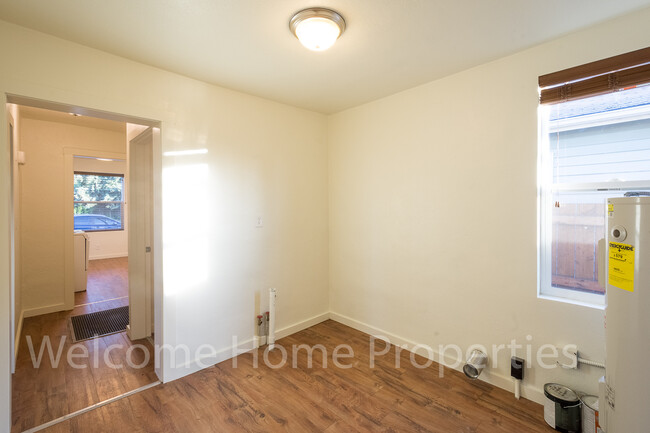 Building Photo - Small 2 Bedroom Home in Convenient Location