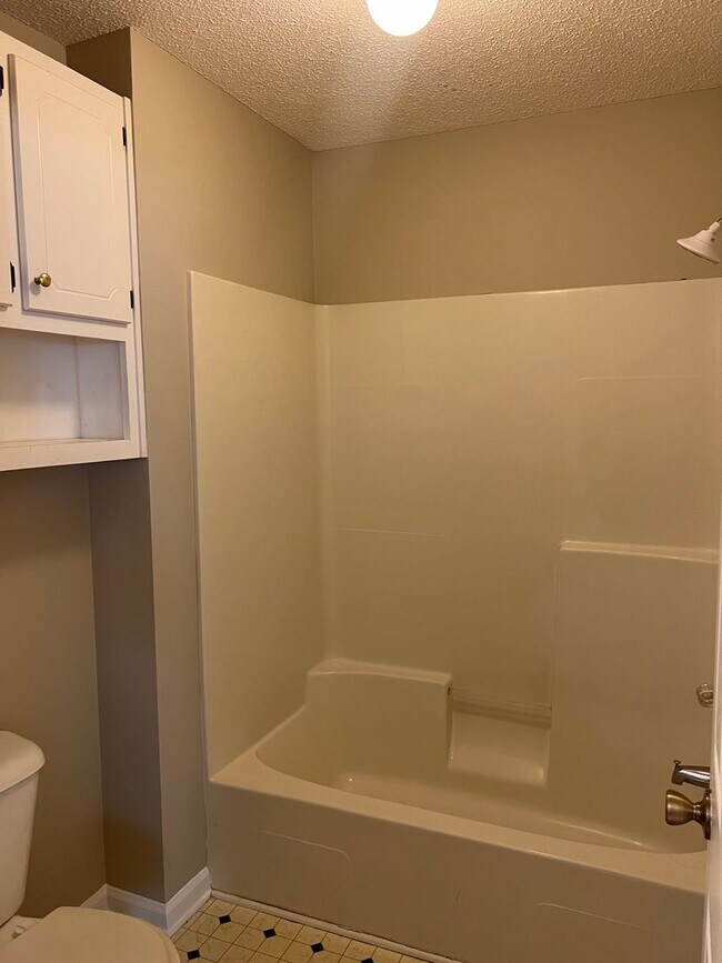 Building Photo - Available now-60 Woodfield Pl.  1/2 off th...