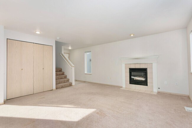 Building Photo - Spacious 3 Bed, 2 Bath Home with Garage & Large Yard in Puyallup!