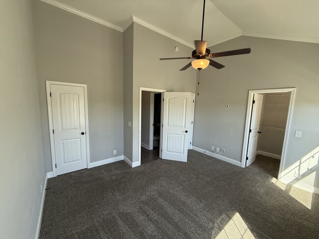 Building Photo - 121 Turn Row Dr