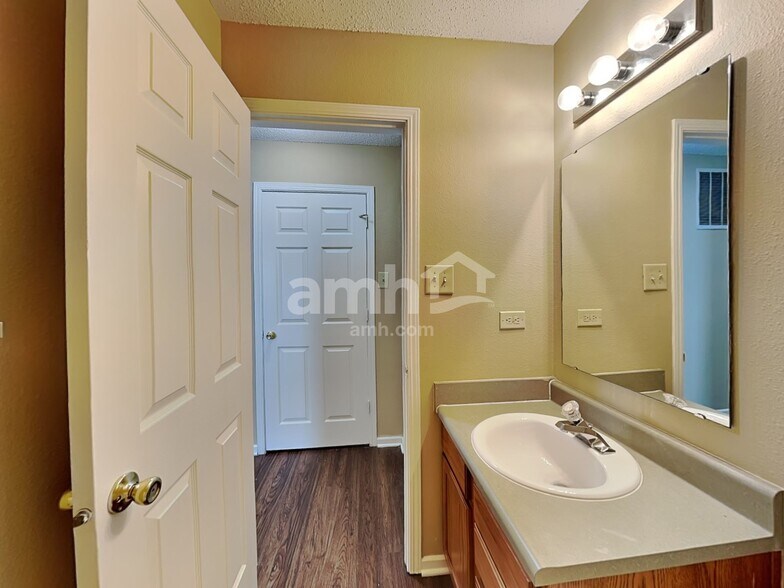 Building Photo - 5862 N Quincy Dr