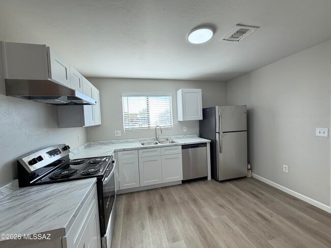 Building Photo - 506 N Iroquois Ave