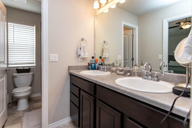 Building Photo - Bright & Beautiful 4BD Home in Lorson Ranc...
