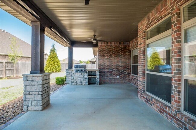 Building Photo - 5404 SW Lavender St