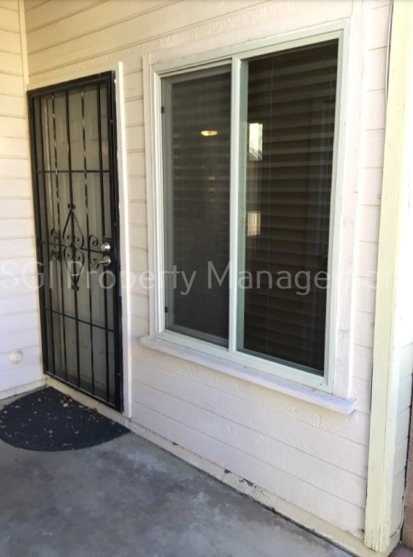 Building Photo - Highly upgraded property close to communit...