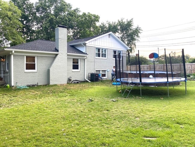 Building Photo - Beautifully remodeled 5 bed / 3 bath on pr...