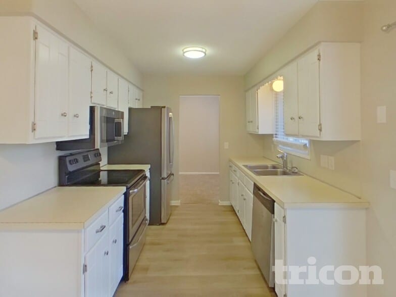 Building Photo - 13101 Thomas Ave