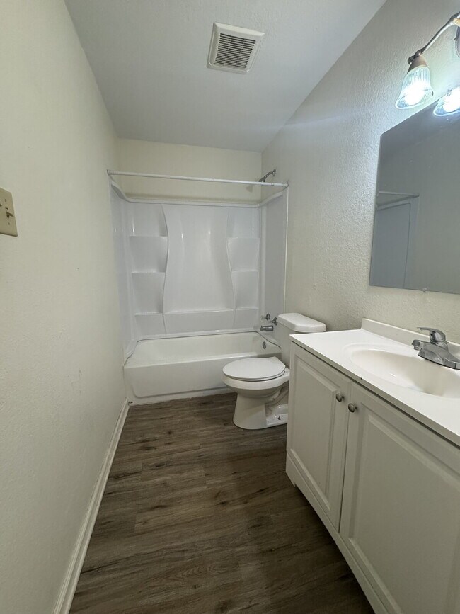 Building Photo - Move in Ready 2 bedroom 1 bath apartment -...