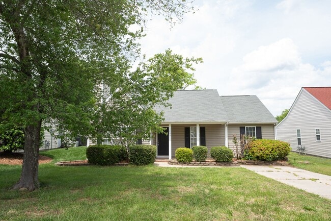 Building Photo - Charming 3 bedroom 2 bath ranch style home in Greensboro with covered front porch!