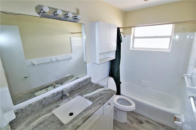 Building Photo - 1935 Edgewater Dr