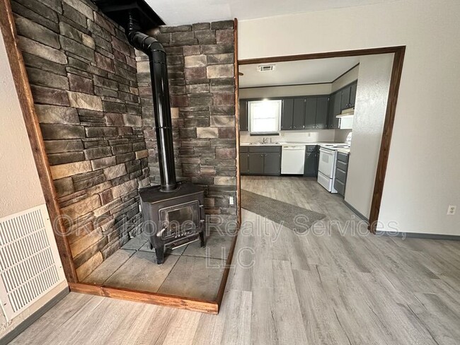 Building Photo - 1706 Surrey Pl