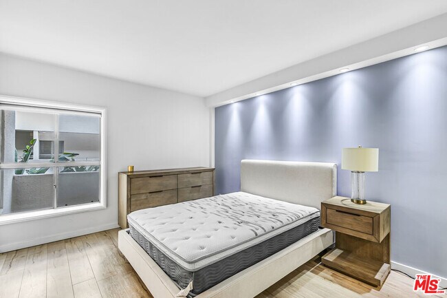 Building Photo - 1131 Alta Loma Rd