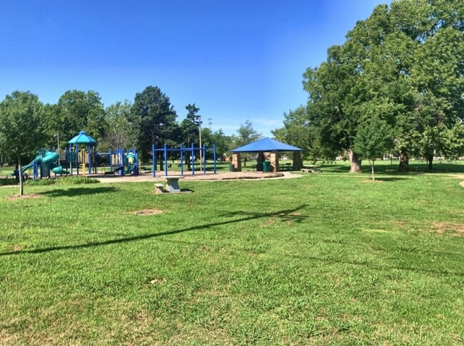 Building Photo - 2204 NW 32nd St