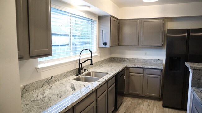 Building Photo - 2515 Edgedale Dr