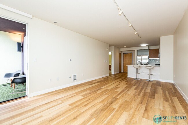 Building Photo - Bayview: Bi-Level 3 Bed 3 Bath w/ Parking,...