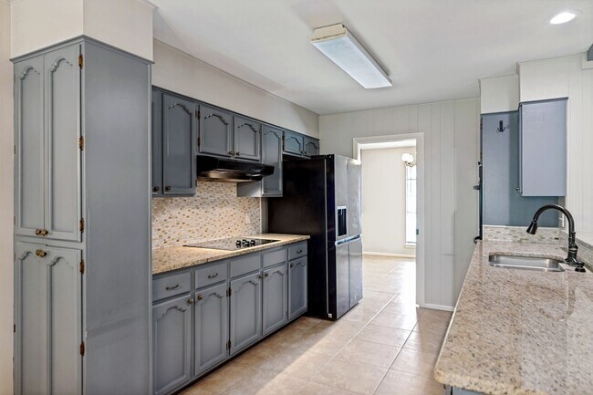 Building Photo - 313 Sagecrest Dr