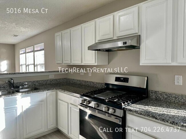 Building Photo - 5016 Mesa Ct