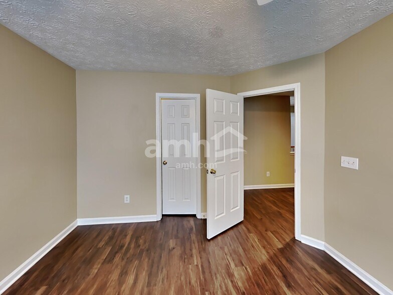 Building Photo - 4015 River Green Pkwy