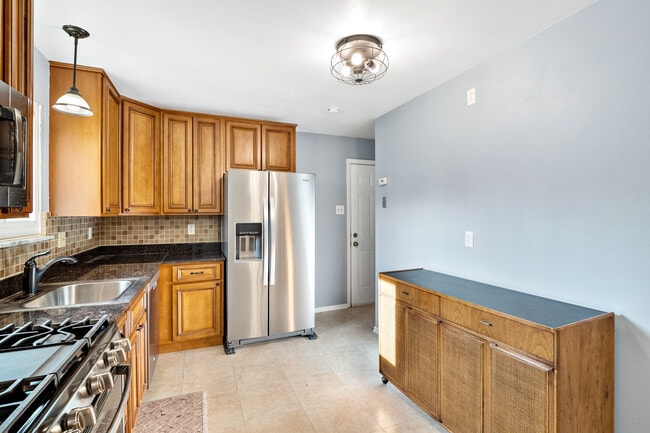 Building Photo - 12010 Glenpark Dr